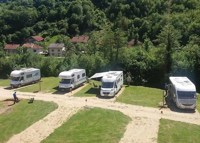 Alojamento de Acomodação e Pequeno-almoço Youth - Camp And Jajce